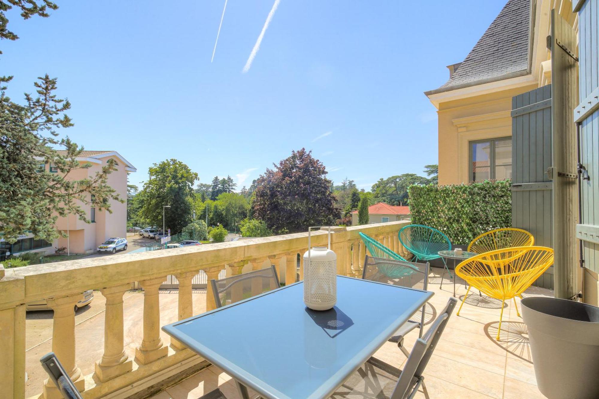 Chateau Ecully - Appartement 2 Chambres - Terrasse & Parking Exterior foto