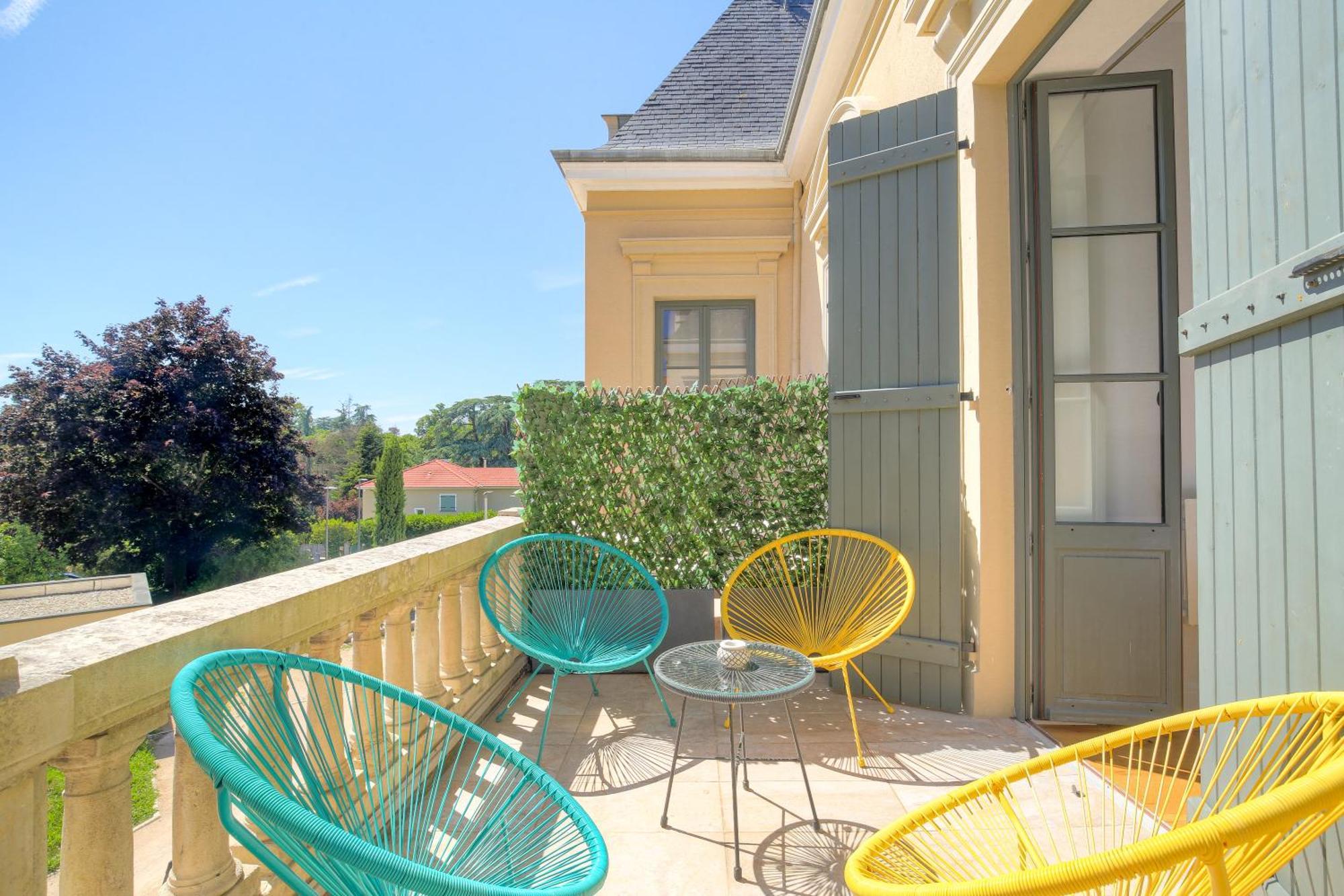 Chateau Ecully - Appartement 2 Chambres - Terrasse & Parking Exterior foto