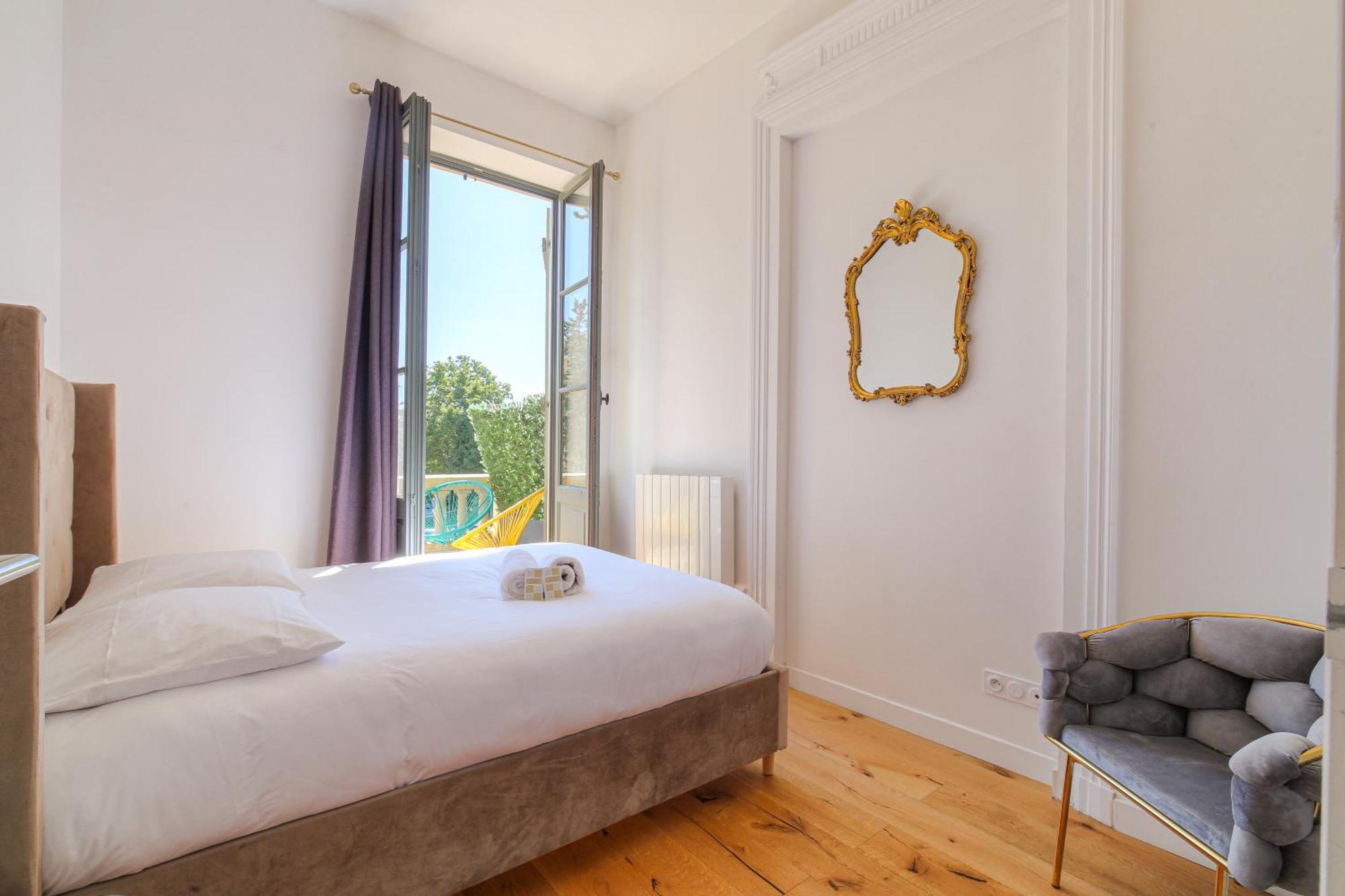 Chateau Ecully - Appartement 2 Chambres - Terrasse & Parking Exterior foto