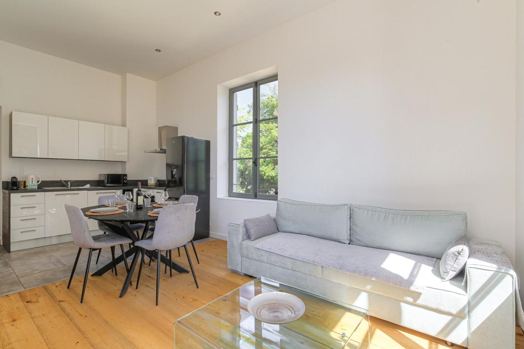 Chateau Ecully - Appartement 2 Chambres - Terrasse & Parking Exterior foto